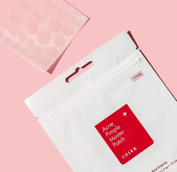 Masih dari produk Cosrx, Cosrx Acne Pimple Master Patch juga bisa kamu coba nih, Beauties.