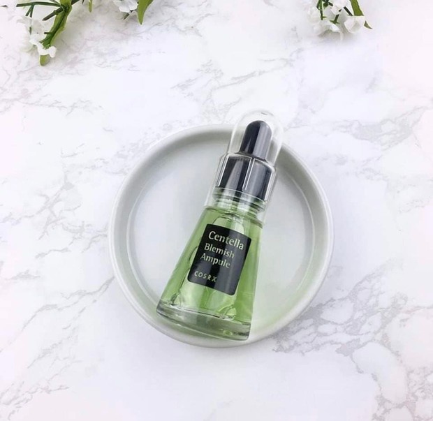 Produk ini mengandung centella asiatica yang dapat memperbaiki masalah kulit dan menenangkan kulit yang berjerawat.