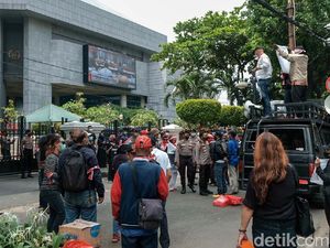 Tolak Formula E, Massa Jakarta Bergerak Geruduk DPRD DKI Lagi Tolak Formula E, Massa Jakarta Bergerak Geruduk DPRD DKI Lagi