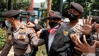 Demo Anies Soal Formula E, Massa Sempat Bentrok dengan Polisi