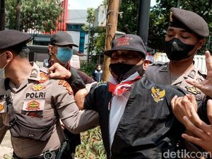 Demo Anies Soal Formula E, Massa Sempat Bentrok dengan Polisi