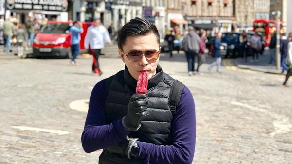 Gaya Keren dr Oky Pratama saat Jajan Es Krim, dokter Tampan yang Dermawan