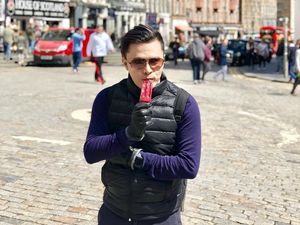 Gaya Keren dr Oky Pratama saat Jajan Es Krim, dokter Tampan yang Dermawan