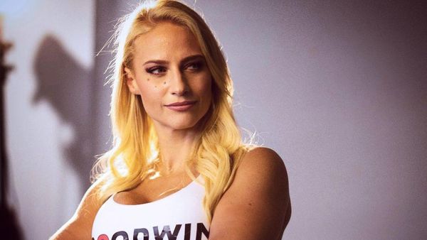 10 Foto Petinju Cantik Viral Saat Timbang Badan, Payudaranya Terekspos