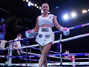 Pamer Foto Topless, Petinju Wanita Ini Terancam Kehilangan Akun Instagramnya