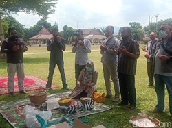 Bupati Banjarnegara Jadi Tersangka KPK, Eks Kades Gelar Doa-Makan Bareng