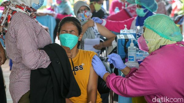 Ekspresi Warga Tangerang saat Disuntik Vaksin COVID-19