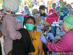 Ekspresi Warga Tangerang saat Disuntik Vaksin COVID-19