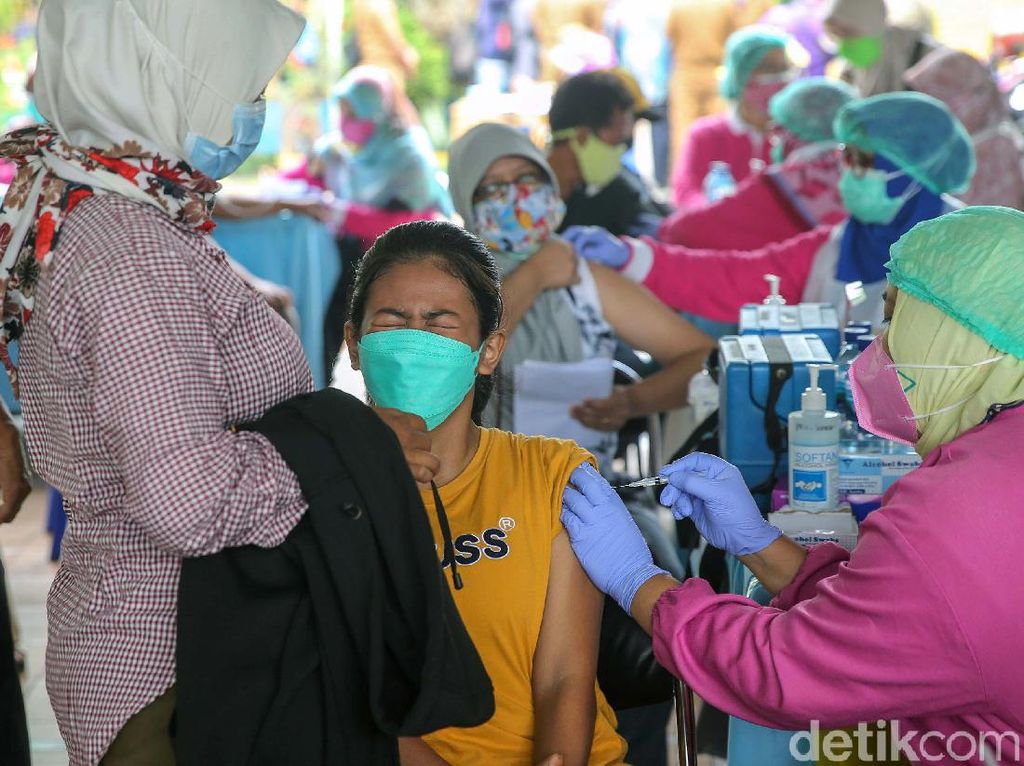 Ekspresi Warga Tangerang saat Disuntik Vaksin COVID-19 Ekspresi Warga Tangerang saat Disuntik Vaksin COVID-19