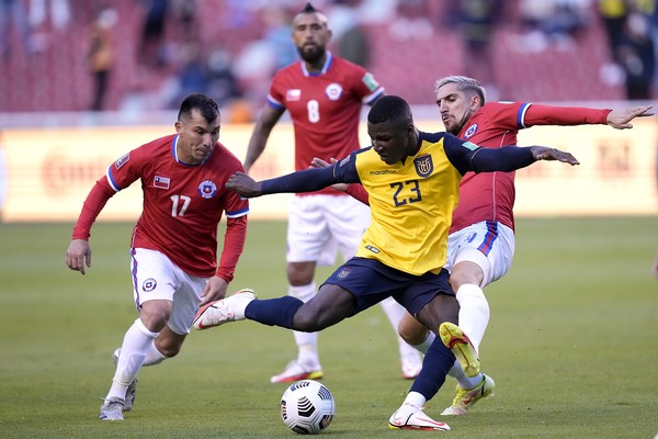 QUITO, ECUADOR - SEPTEMBER 05: Moises Caicedo (C) of Ecuador competes for the ball with Gary Medel (L) and Diego Valdés of Chile during a match between Ecuador and Chile as part of South American Qualifiers for Qatar 2022 at Rodrigo Paz Delgado Stadium on September 05, 2021 in Quito, Ecuador. (Photo by Dolores Ochoa - Pool/Getty Images)