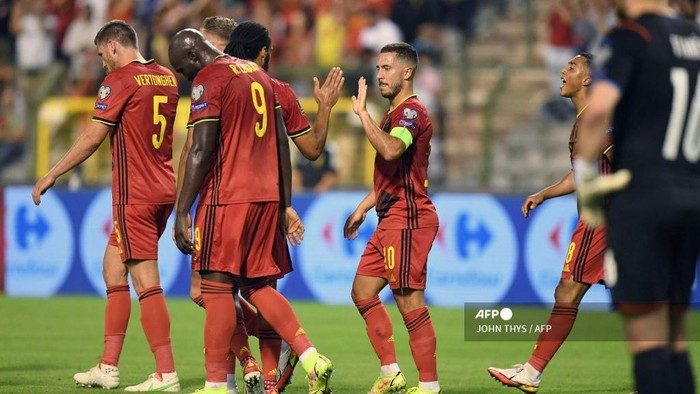 Belgiums forward Eden Hazard celebrates (R) after scoring during the FIFA World Cup Qatar 2022 qualifying round Group E football match between Belgium and Czech Republic at the King Baudouin Stadium in Brussels, on September 5, 2021. (Photo by JOHN THYS / AFP)