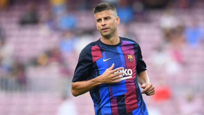 BARCELONA, SPAIN - AUGUST 15: Gerard Pique of FC Barcelona looks on as he warms up prior to the LaLiga Santander match between FC Barcelona and Real Sociedad at Camp Nou on August 15, 2021 in Barcelona, Spain. FC Barcelona will host between 20,000 and 22,0000 fans in the stadium as the Regional government has authorised a capacity of 30 percent with the requirement to maintain a meter and a half distance between people or groups of people who have tickets. (Photo by Alex Caparros/Getty Images)