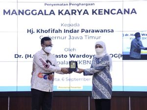 Gubernur Khofifah Raih Penghargaan Manggala Karya Kencana 2021