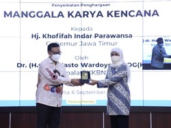 Gubernur Khofifah Raih Penghargaan Manggala Karya Kencana 2021