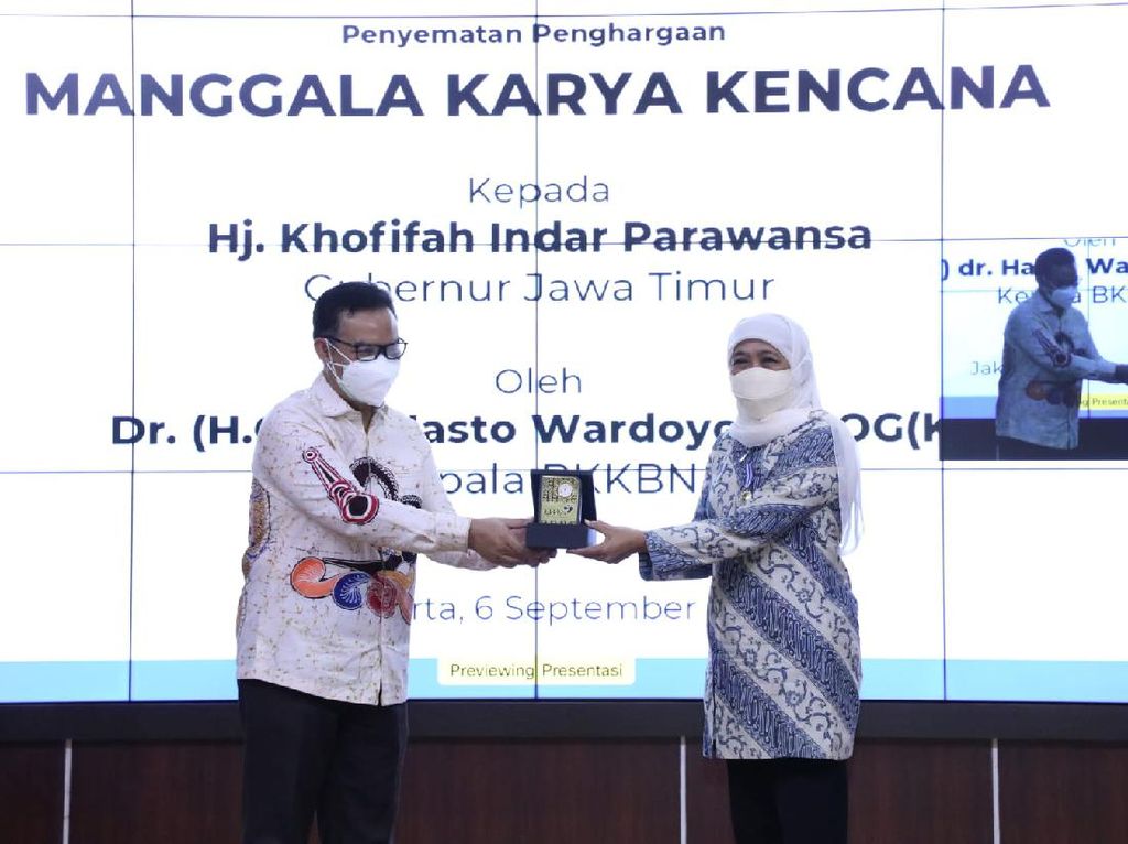 Gubernur Khofifah Raih Penghargaan Manggala Karya Kencana 2021 Gubernur Khofifah Raih Penghargaan Manggala Karya Kencana 2021
