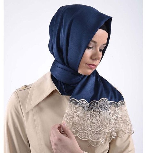 Hijab bahan satin bertekstur licin, mengilap, terlihat mewah dan elegan jika dipakai.
