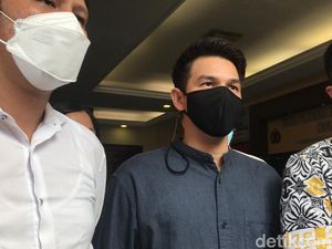 Jonathan Frizzy Jawab Tudingan Selingkuh dengan Ririn Dwi Ariyanti Jonathan Frizzy Jawab Tudingan Selingkuh dengan Ririn Dwi Ariyanti
