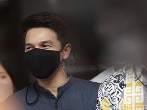 Tegas! Jonathan Frizzy Bantah Lakukan KDRT pada Dhena Devanka Tegas! Jonathan Frizzy Bantah Lakukan KDRT pada Dhena Devanka