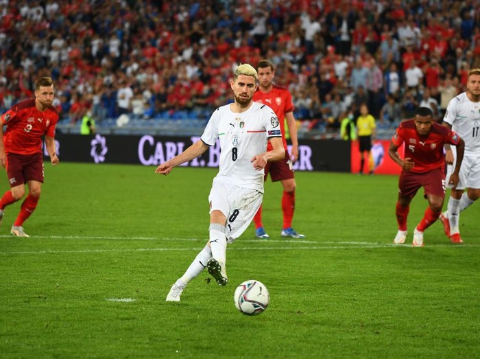 BASEL, SWITZERLAND - SEPTEMBER 05:  Jorginho of Italy takes the penalty during the 2022 FIFA World Cup Qualifier match between Switzerland and Italy at St Jacob Park on September 05, 2021 in Basel, Basel-Stadt. (Photo by Claudio Villa/Getty Images)
