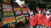 Karangan Bunga Dukung Interpelasi Anies Meluber Sampai Trotoar