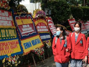 Karangan Bunga Dukung Interpelasi Anies Meluber Sampai Trotoar