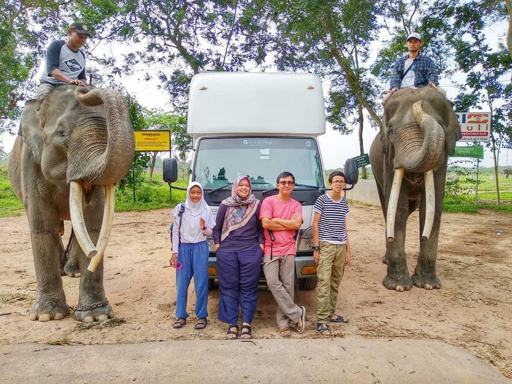 Cerita Pasangan Keliling Indonesia Naik Campervan Sambil Ajarkan Anak Belajar