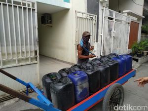 Aliran PAM di Pademangan Ini Macet 3 Pekan, Warga Harus Beli dari Pedagang