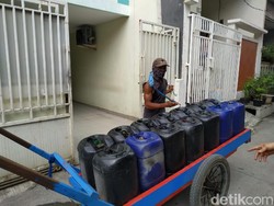 Aliran PAM di Pademangan Ini Macet 3 Pekan, Warga Harus Beli dari Pedagang