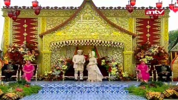 6 Potret Dekorasi Ngunduh Mantu Lesti Kejora & Rizki Billar yang Serba Emas