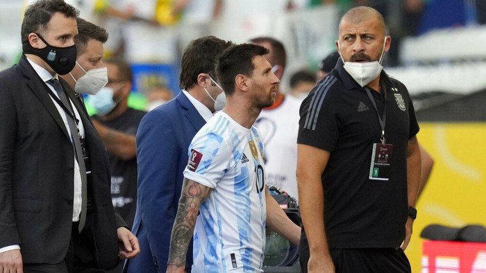 Argentinas Lionel Messi walks off the field after the qualifying soccer match for the FIFA World Cup Qatar 2022 against Brazil was interrupted by health officials in Sao Paulo, Brazil, Sunday, Sept. 5, 2021. (AP Photo/Andre Penner)