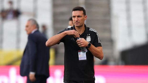 SAO PAULO, BRAZIL - SEPTEMBER 05: Head coach of Argentina Lionel Scaloni gestures during a match between Brazil and Argentina as part of South American Qualifiers for Qatar 2022 at Arena Corinthians on September 05, 2021 in Sao Paulo, Brazil. The match was suspended by Brazilian health authorities. (Photo by Alexandre Schneider/Getty Images)