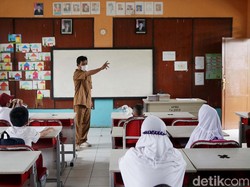 Dukung PTM, Pemda Diminta Percepat Tuntaskan Vaksinasi Pendidik