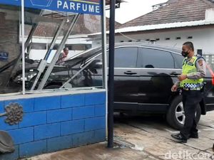 Mobil Tabrak Pemotor dan Toko Parfum di Tasik, 1 Orang Terluka