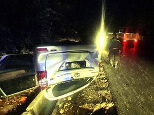 Sopir Mengantuk, Mobil di Warungkiara Sukabumi Terbalik