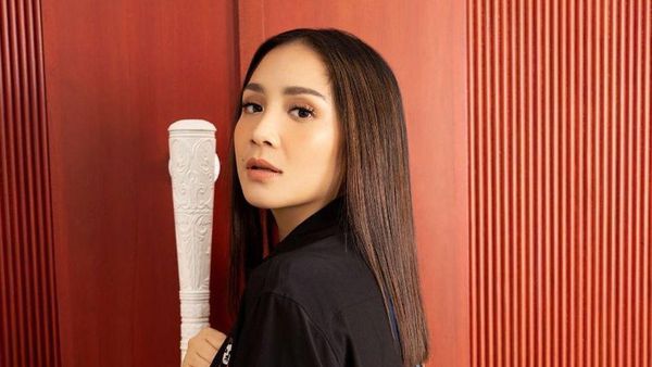 8 Gaya Nagita Slavina Pakai Cardigan Simple, Tak Disangka Ada yang Rp 62 Juta