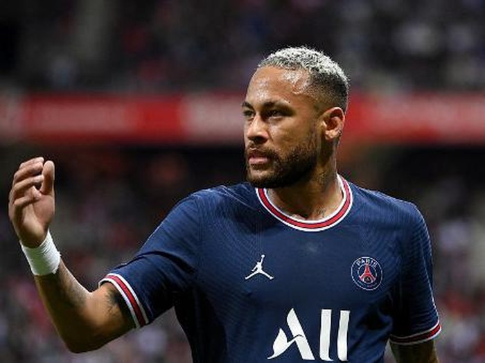 Paris Saint-Germain's Brazilian forward Neymar gestures during the French L1 football match between Stade de Reims and Paris Saint-Germain at the Auguste Delaune Stadium in Reims on August 29, 2021. (Photo by FRANCK FIFE / AFP)