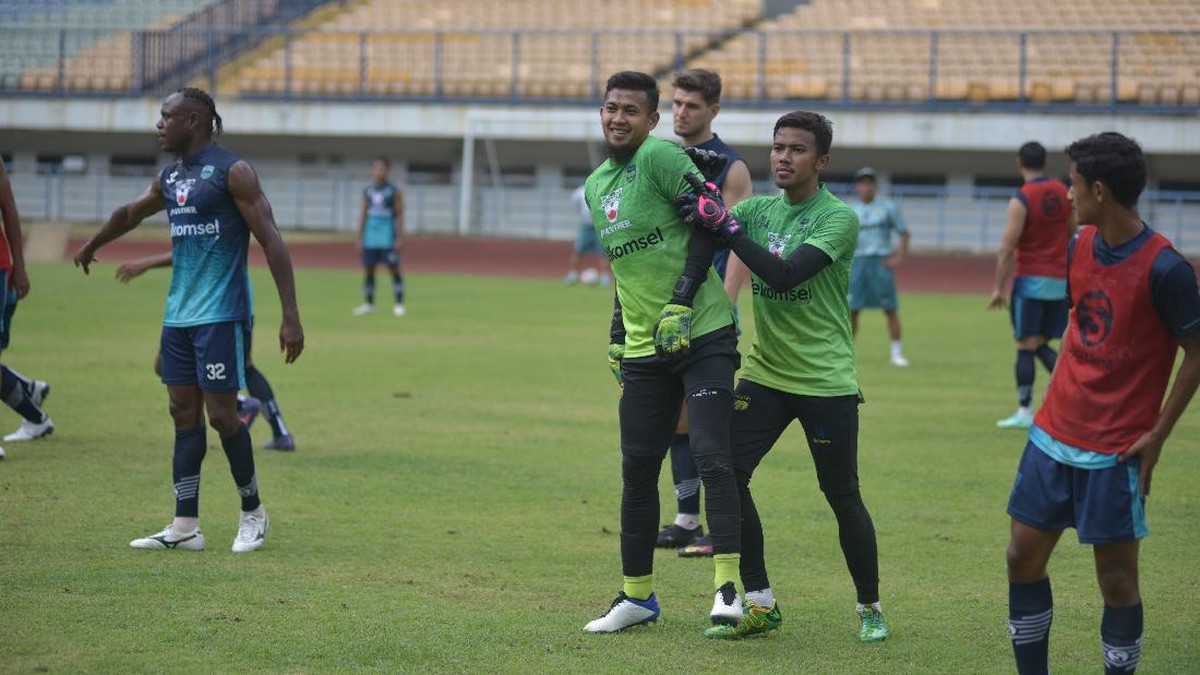 Deden Natshir bersama Teja Paku Alam sedang berlatih dengan tim Persib Bandung. (Foto: Yudha Maulana/detikcom)