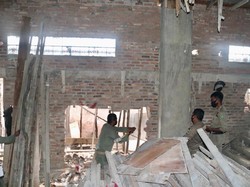 Tak Kantongi Izin, Ruko 3 Lantai di Medan Dibongkar Satpol PP