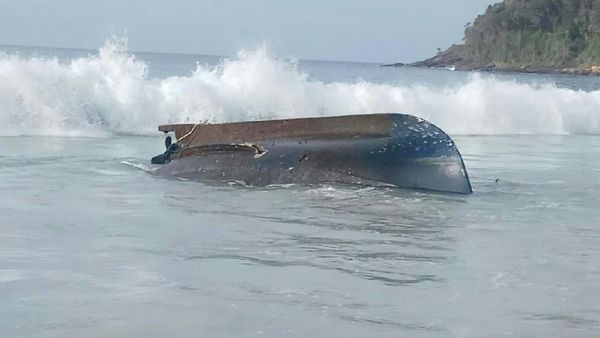 Potret Kapal Telungkup Berisi Mayat Tanpa Kepala Terdampar di Aceh