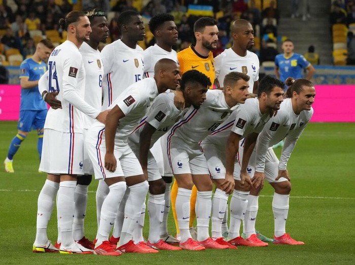 France's players pose for the photo prior to the World Cup 2022 group D qualifying soccer match between Ukraine and France at the Olimpiyskiy Stadium in Kyiv, Ukraine, Saturday, Sept. 4, 2021. (AP Photo/Efrem Lukatsky)