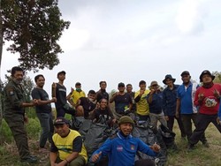 Puluhan Relawan Sapu Gunung Arjuno-Welirang, 50 Kantong Sampah Dibawa Turun