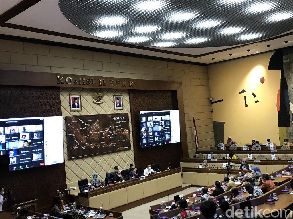 Mendagri Tak Hadir Rapat, PKS-PD Kompak Minta Pemilu 2024 Segera Ditetapkan Mendagri Tak Hadir Rapat, PKS-PD Kompak Minta Pemilu 2024 Segera Ditetapkan