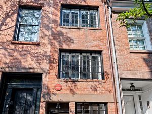 Unik atau Aneh? Rumah Sempit Lebar 2,8 Meter Dijual Rp 13 Miliar