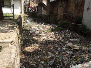 Aliran Anak Sungai Cikapundung Penuh Sampah, Ini Respons Walkot Bandung Aliran Anak Sungai Cikapundung Penuh Sampah, Ini Respons Walkot Bandung