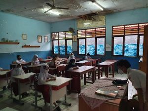 Harap-harap Cemas Guru di Bekasi Usai Sekolah Tatap Muka Dimulai