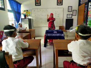 PTM SLB Surabaya: Guru Pakai Face Shield Agar Siswa Baca Gerak Bibir