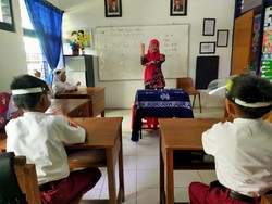 PTM SLB Surabaya: Guru Pakai Face Shield Agar Siswa Baca Gerak Bibir