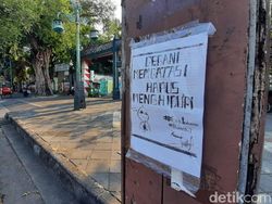 Setelah Coret-coret, Kini Muncul Kritik Lewat Tempelan Poster di Solo