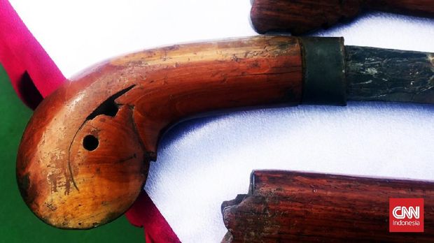 Senjata tradisional Sulawesi Tengah Beragam Senjata tradisional Sulawesi Tengah seperti guma dan doke dipamerkan di Korem 123 Tadulako, Palu, Minggu (5/9).