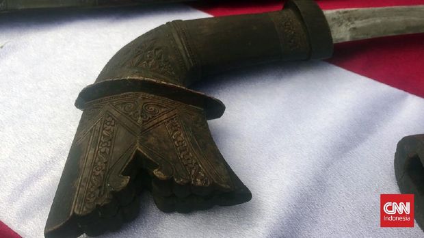 Senjata tradisional Sulawesi Tengah Beragam Senjata tradisional Sulawesi Tengah seperti guma dan doke dipamerkan di Korem 123 Tadulako, Palu, Minggu (5/9).